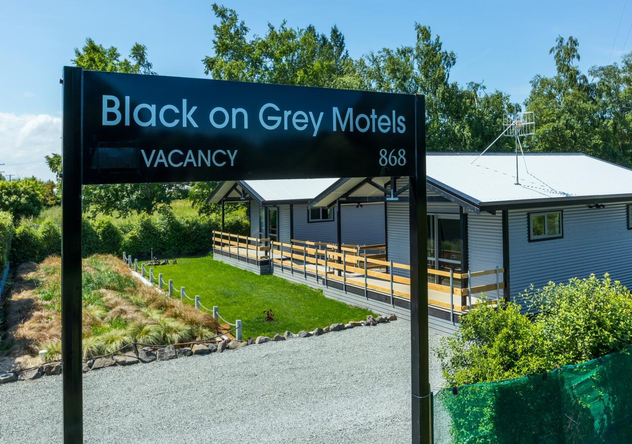 Black On Grey Geraldine Dış mekan fotoğraf